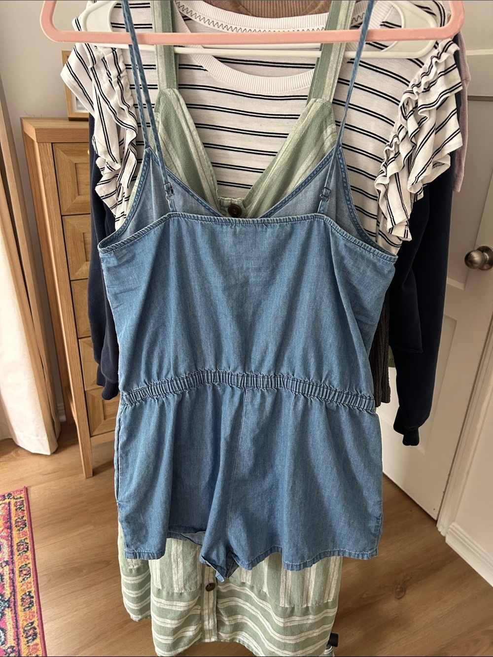 Forever 21 Romper. Size medium. PTP 16.5”. 1.5” inseam. Pockets. Elastic waist. - Picture 2 of 6